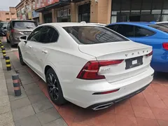 2022 Volvo S60 B4 Luxury, белый — фото 5