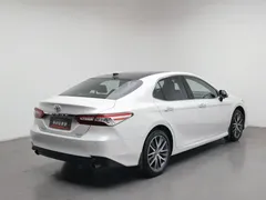 2021 Toyota Camry 2.5G Luxury, белый — фото 2
