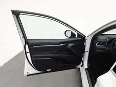 2021 Toyota Camry 2.5G Luxury, белый — фото 8