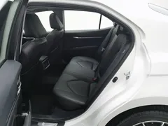 2021 Toyota Camry 2.5G Luxury, белый — фото 15