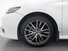 2021 Toyota Camry 2.5G Luxury, белый — фото 17