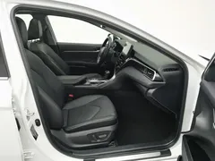 2021 Toyota Camry 2.5G Luxury, белый — фото 23