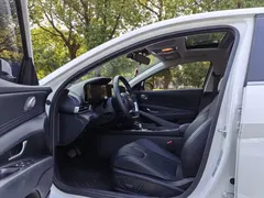 2022 Hyundai Elantra 1.5L CVT LUX Premium, белый — фото 4