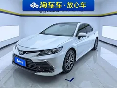 2021 Toyota Camry 2.5G Luxury, белый — фото 1