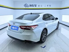 2021 Toyota Camry 2.5G Luxury, белый — фото 3