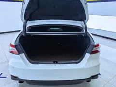 2021 Toyota Camry 2.5G Luxury, белый — фото 4