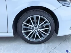 2021 Toyota Camry 2.5G Luxury, белый — фото 6