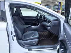 2021 Toyota Camry 2.5G Luxury, белый — фото 8