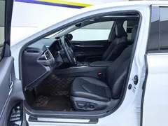 2021 Toyota Camry 2.5G Luxury, белый — фото 9