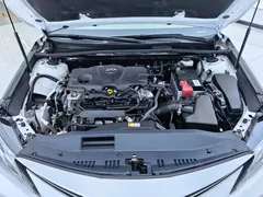 2021 Toyota Camry 2.5G Luxury, белый — фото 10