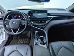 2021 Toyota Camry 2.5G Luxury, белый — фото 12