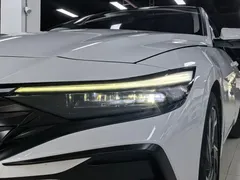 2023 Hyundai Elantra 1.5L CVT LUX Premium, белый — фото 4
