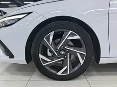 2023 Hyundai Elantra 1.5L CVT LUX Premium, белый — фото 6