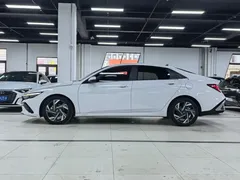 2023 Hyundai Elantra 1.5L CVT LUX Premium, белый — фото 7