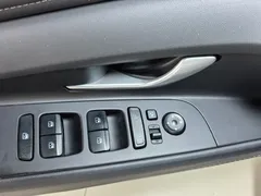 2023 Hyundai Elantra 1.5L CVT LUX Premium, белый — фото 10
