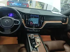 2023 Volvo XC60 4WD Luxury, белый — фото 13