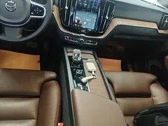 2023 Volvo XC60 4WD Luxury, белый — фото 14