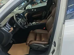 2023 Volvo XC60 4WD Luxury, белый — фото 15