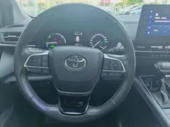 2021 Toyota Sienna 2.5L Hybrid Premium, белый — фото 10