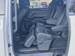 2021 Toyota Sienna 2.5L Hybrid Premium, белый — фото 14