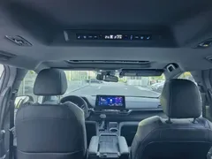 2021 Toyota Sienna 2.5L Hybrid Premium, белый — фото 17