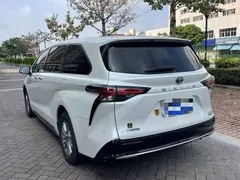 2021 Toyota Sienna 2.5L Hybrid Premium, белый — фото 9