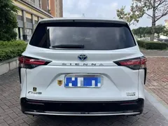 2021 Toyota Sienna 2.5L Hybrid Premium, белый — фото 10
