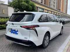 2021 Toyota Sienna 2.5L Hybrid Premium, белый — фото 11