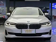 2022 BMW 5 Series 535Le PHEV Luxury Package, белый — фото 2