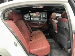 2022 BMW 5 Series 535Le PHEV Luxury Package, белый — фото 5