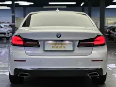 2022 BMW 5 Series 535Le PHEV Luxury Package, белый — фото 9
