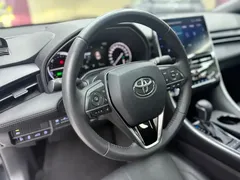 2023 Toyota Avalon Hybrid 2.5L Luxury, чёрный — фото 10