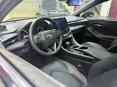 2023 Toyota Avalon Hybrid 2.5L Luxury, чёрный — фото 17