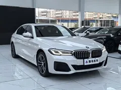 2022 BMW 5 Series 525Li M Sport Package, белый — фото 3