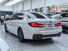 2022 BMW 5 Series 525Li M Sport Package, белый — фото 13