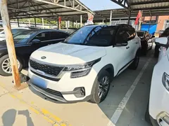 2020 Kia Seltos 1.5L CVT Trend, белый — фото 2