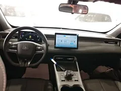 2025 BYD Qin PLUS DM-i PHEV Smart Driving 55km Leading, белый — фото 9