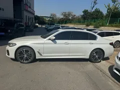 2023 BMW 5 Series 530Li Leading M Sport Package, белый — фото 8