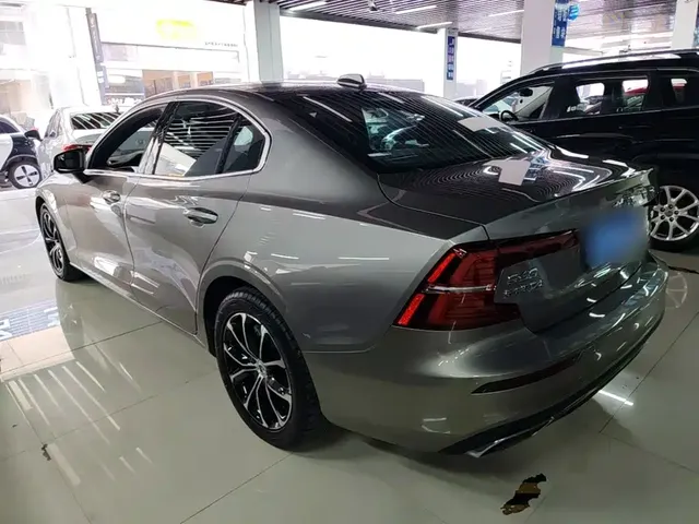 2022 Volvo S60 B4 Luxury