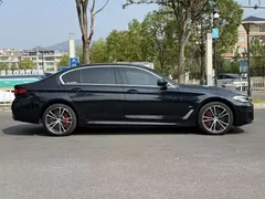 2023 BMW 5 Series 530Li Leading M Sport Package, чёрный — фото 4