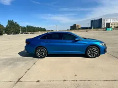2023 Volkswagen Sagitar 280TSI DSG Plus, синий — фото 4