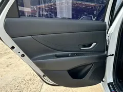 2022 Hyundai Elantra 1.5L CVT LUX Premium, белый — фото 16
