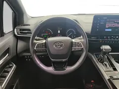 2023 Toyota Sienna 2.5L Hybrid Premium, белый — фото 15