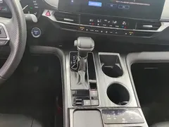 2023 Toyota Sienna 2.5L Hybrid Premium, белый — фото 16