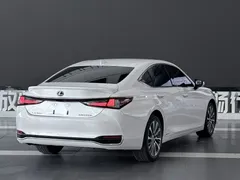 2020 Lexus ES 300h Premium, белый — фото 3