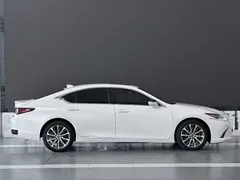 2020 Lexus ES 300h Premium, белый — фото 5