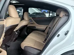 2020 Lexus ES 300h Premium, белый — фото 8