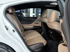 2020 Lexus ES 300h Premium, белый — фото 9