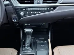 2020 Lexus ES 300h Premium, белый — фото 16