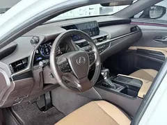 2020 Lexus ES 300h Premium, белый — фото 19
